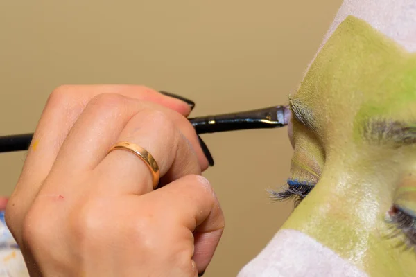 The process of applying makeup. The work of professional make-up artist — Stock Photo, Image