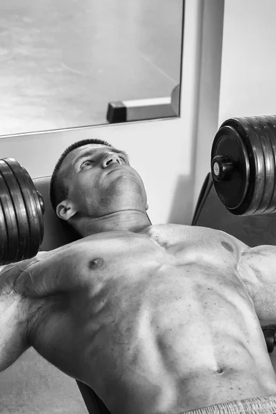 Un hombre fuerte. Entrenamiento muscular en el gimnasio. Entrenamiento en el gimnasio . —  Fotos de Stock