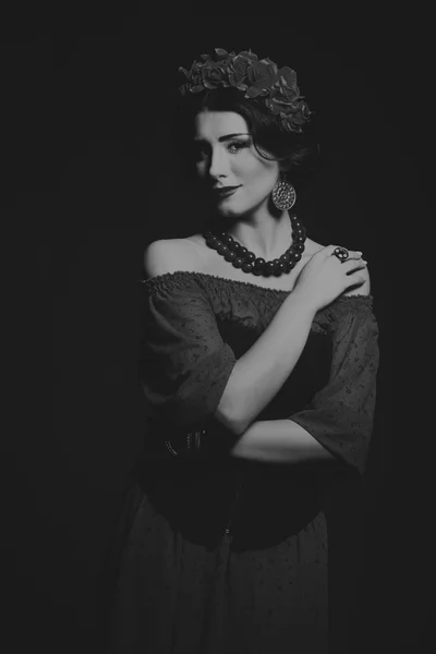 Foto en blanco y negro de una hermosa chica —  Fotos de Stock