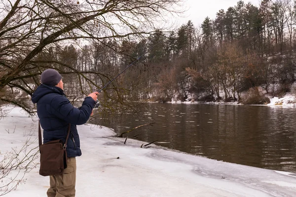 El pescador pesca en el invierno que gira —  Fotos de Stock