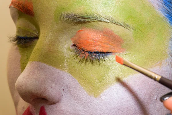 The process of applying makeup. The work of professional make-up artist — Stock Photo, Image