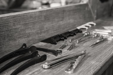 Araçlar Kuaför. Berber araçlar ahşap arka plan üzerinde