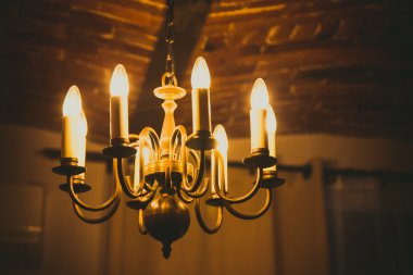 Tuğla tavanda güzel avize