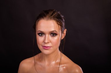 Muhteşem Güzellik Portresi. Profesyonel makyaj güzel kadınla. Anlamlı gözler, mükemmel deri.