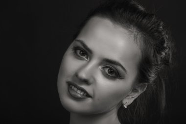 Karanlık bir arka plan üzerinde şık elbiseli bir kız ben güzel esmer güzel romantik görüntüsü. Profesyonel makyaj ve Takı Tasarım. Moda dergileri, afiş ve Web siteleri için fotoğraf.