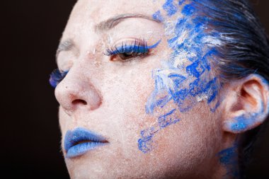 Mavi ve beyaz renklerde yaratıcı, parlak makyaj