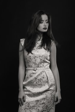 Karanlık bir arka plan üzerinde şık elbiseli bir kız ben güzel esmer güzel romantik görüntüsü. Profesyonel makyaj ve Takı Tasarım. Moda dergileri, afiş ve Web siteleri için fotoğraf.