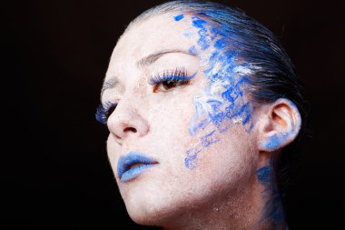 Mavi ve beyaz renklerde yaratıcı, parlak makyaj