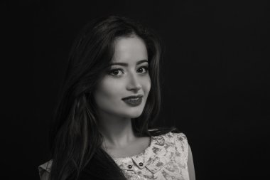 Karanlık bir arka plan üzerinde şık elbiseli bir kız ben güzel esmer güzel romantik görüntüsü. Profesyonel makyaj ve Takı Tasarım. Moda dergileri, afiş ve Web siteleri için fotoğraf.