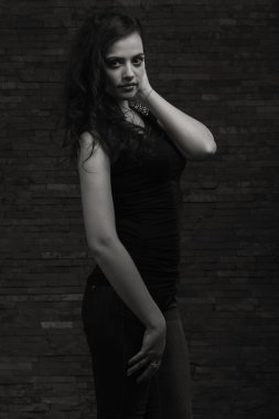 Karanlık bir arka plan üzerinde şık elbiseli bir kız ben güzel esmer güzel romantik görüntüsü. Profesyonel makyaj ve Takı Tasarım. Moda dergileri, afiş ve Web siteleri için fotoğraf.