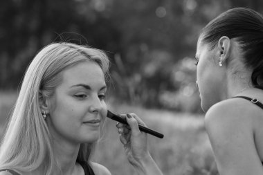 Kalıcı makyaj açık havada üzerinde çalışmak.