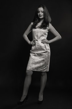 Karanlık bir arka plan üzerinde şık elbiseli bir kız ben güzel esmer güzel romantik görüntüsü. Profesyonel makyaj ve Takı Tasarım. Moda dergileri, afiş ve Web siteleri için fotoğraf.