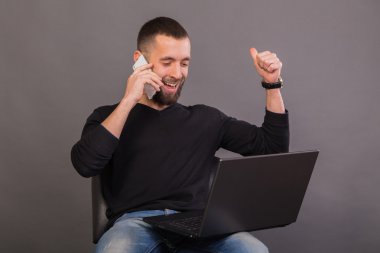 Bir dizüstü bilgisayar ile şık, başarılı iş adamı