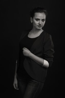 Karanlık bir arka plan üzerinde şık elbiseli bir kız ben güzel esmer güzel romantik görüntüsü. Profesyonel makyaj ve Takı Tasarım. Moda dergileri, afiş ve Web siteleri için fotoğraf.