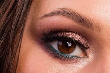 Büyük profesyonel makyaj gözleri. Glitter, göz farı, fosforlu kalem, göz kalemi. Kız yakın çekim göz.