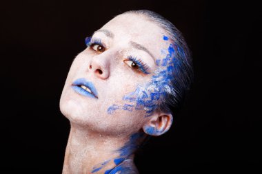 Mavi ve beyaz renklerde yaratıcı, parlak makyaj