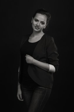 Karanlık bir arka plan üzerinde şık elbiseli bir kız ben güzel esmer güzel romantik görüntüsü. Profesyonel makyaj ve Takı Tasarım. Moda dergileri, afiş ve Web siteleri için fotoğraf.