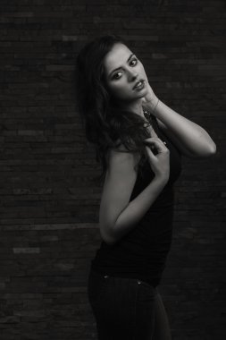 Karanlık bir arka plan üzerinde şık elbiseli bir kız ben güzel esmer güzel romantik görüntüsü. Profesyonel makyaj ve Takı Tasarım. Moda dergileri, afiş ve Web siteleri için fotoğraf.