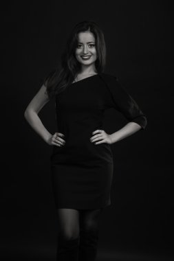 Karanlık bir arka plan üzerinde şık elbiseli bir kız ben güzel esmer güzel romantik görüntüsü. Profesyonel makyaj ve Takı Tasarım. Moda dergileri, afiş ve Web siteleri için fotoğraf.