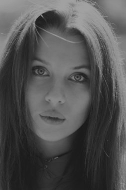 Beyaz elbiseli genç esmer kadın. Bir kız, güneşli bir günde pembe çiçekler tarlanın ortasında duruyor. Alan, çiçekler güzellik, doğa, - ülke tatil kavramı. Tatil hakkında makale.