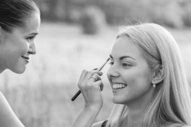 Kalıcı makyaj açık havada üzerinde çalışmak.