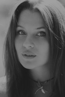 Beyaz elbiseli genç esmer kadın. Bir kız, güneşli bir günde pembe çiçekler tarlanın ortasında duruyor. Alan, çiçekler güzellik, doğa, - ülke tatil kavramı. Tatil hakkında makale.