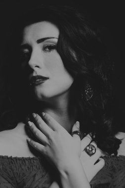 Kırmızı ve siyah elbiseli güzel esmer