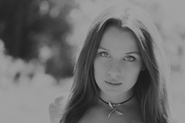 Beyaz elbiseli genç esmer kadın. Bir kız, güneşli bir günde pembe çiçekler tarlanın ortasında duruyor. Alan, çiçekler güzellik, doğa, - ülke tatil kavramı. Tatil hakkında makale.