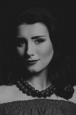 Kırmızı ve siyah elbiseli güzel esmer