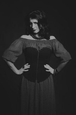 Kırmızı ve siyah elbiseli güzel esmer