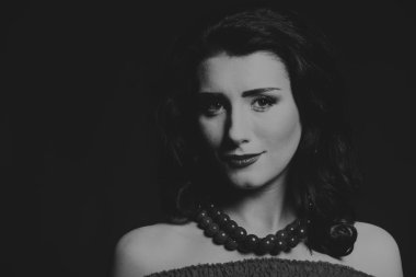 Kırmızı ve siyah elbiseli güzel esmer