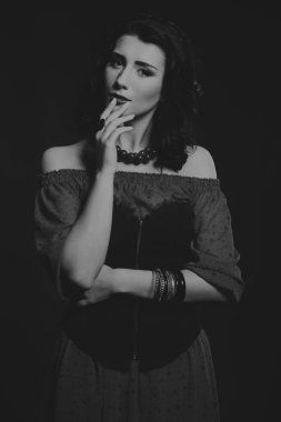 Kırmızı ve siyah elbiseli güzel esmer