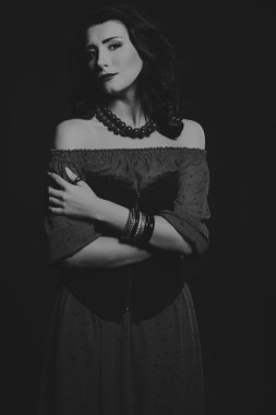 Kırmızı ve siyah elbiseli güzel esmer