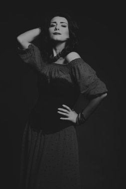 Kırmızı ve siyah elbiseli güzel esmer