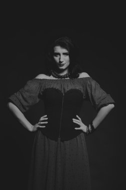 Kırmızı ve siyah elbiseli güzel esmer