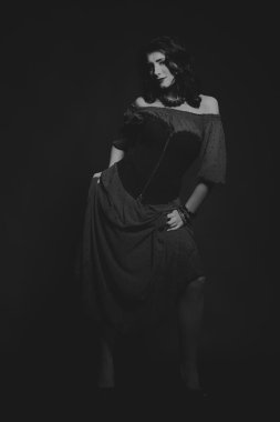 Kırmızı ve siyah elbiseli güzel esmer