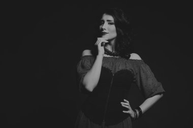 Kırmızı ve siyah elbiseli güzel esmer