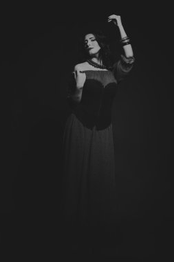 Kırmızı ve siyah elbiseli güzel esmer