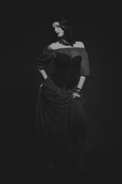 Kırmızı ve siyah elbiseli güzel esmer