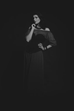 Kırmızı ve siyah elbiseli güzel esmer