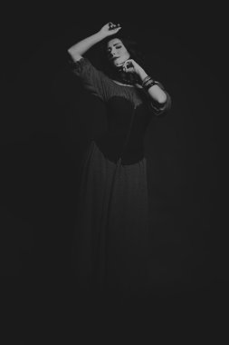 Kırmızı ve siyah elbiseli güzel esmer