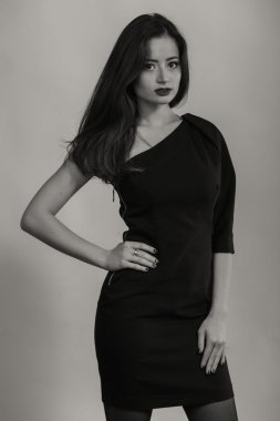 Karanlık bir arka plan üzerinde şık elbiseli bir kız ben güzel esmer güzel romantik görüntüsü. Profesyonel makyaj ve Takı Tasarım. Moda dergileri, afiş ve Web siteleri için fotoğraf.