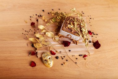 Güzel yaratıcı natürmort. Altın dal kutusu ve tiyatro maskesi.