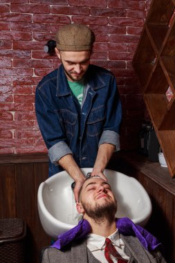 Temizleme kafası berber dükkanı. Baş berber temizlik. Baş istemci yıkama berber. Salonların baş istemciye yıkama.