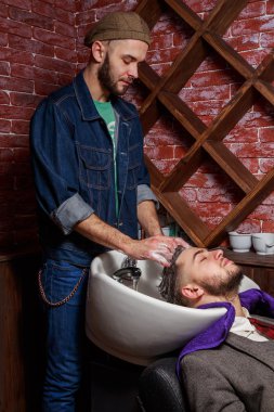 Temizleme kafası berber dükkanı. Baş berber temizlik. Baş istemci yıkama berber. Salonların baş istemciye yıkama.