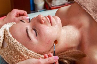 Güzellik bakımları için sorun cilt. Krem uygulamak kız spa salonda.