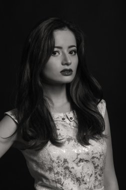Genç bir kadının güzel siyah beyaz portre