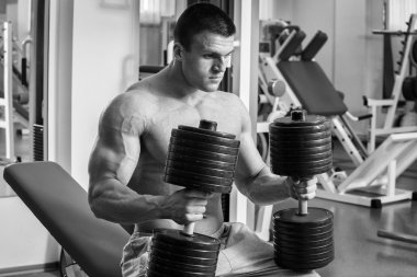 Çok güçlü bir adam salonda yapmaktadır