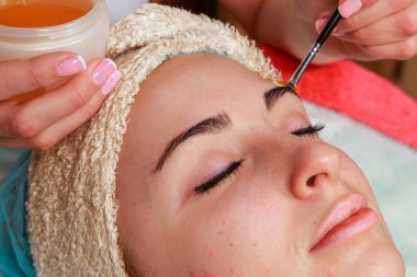 Güzellik bakımları için sorun cilt. Krem uygulamak kız spa salonda.