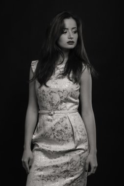 Genç bir kadının güzel siyah beyaz portre